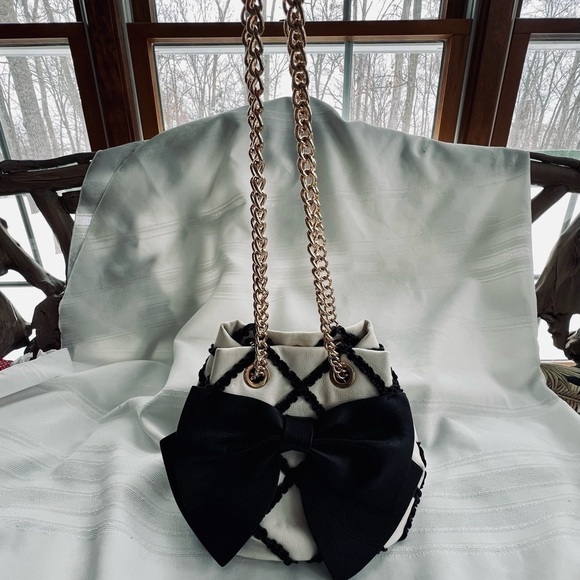 💥SALE💥 Betsey Johnson Bow Satchel Pebble Texture Faux Leather Gold Chain EUC - Picture 9 of 16